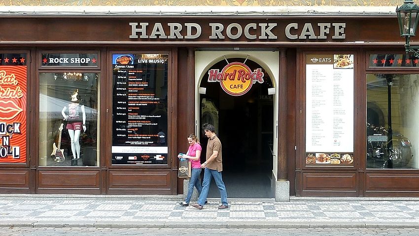 In diesem Hard Rock Cafe ist ein Blatt Papier zu sehen, auf dem Bob Dylan die Titel notiert hat, die er bei einem Auftritt im Jahre 1989 gesungen hat. Welche besondere Auszeichnung erhielt der letzte Titel dieser Liste?